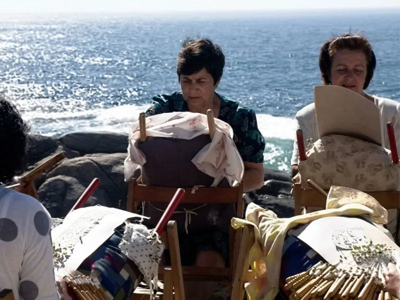 Mujeres haciendo encaje de camariñas